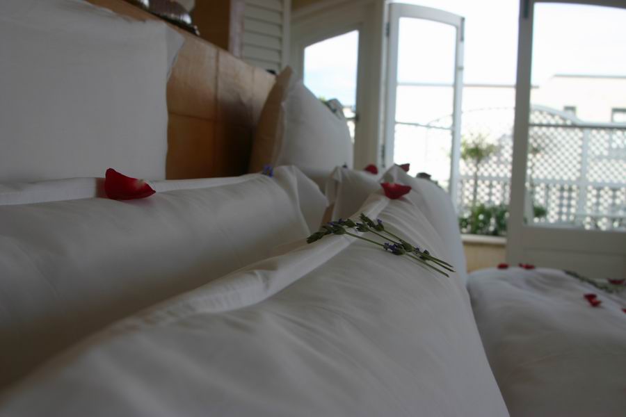 Lavender and rose petals on the pillows