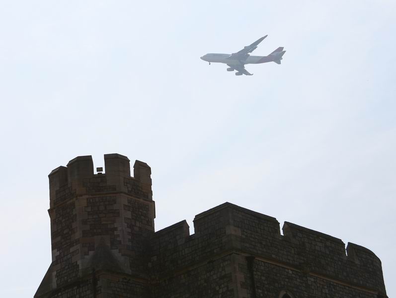 Qantas flight over Windsor - must be time to go back to the airport!