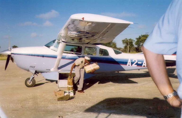 Bibi unloading plane at Selinda